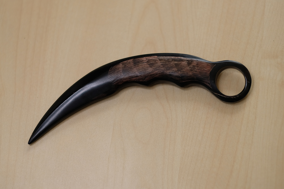 karambit horn with thin feather design