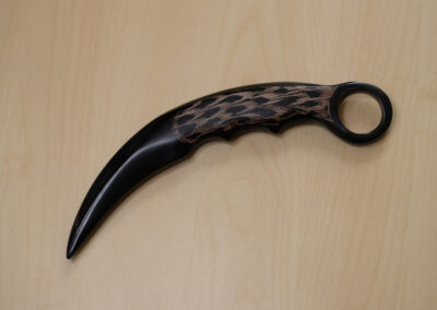 TW055HRC – Karambit Horn (Round Feather Design)